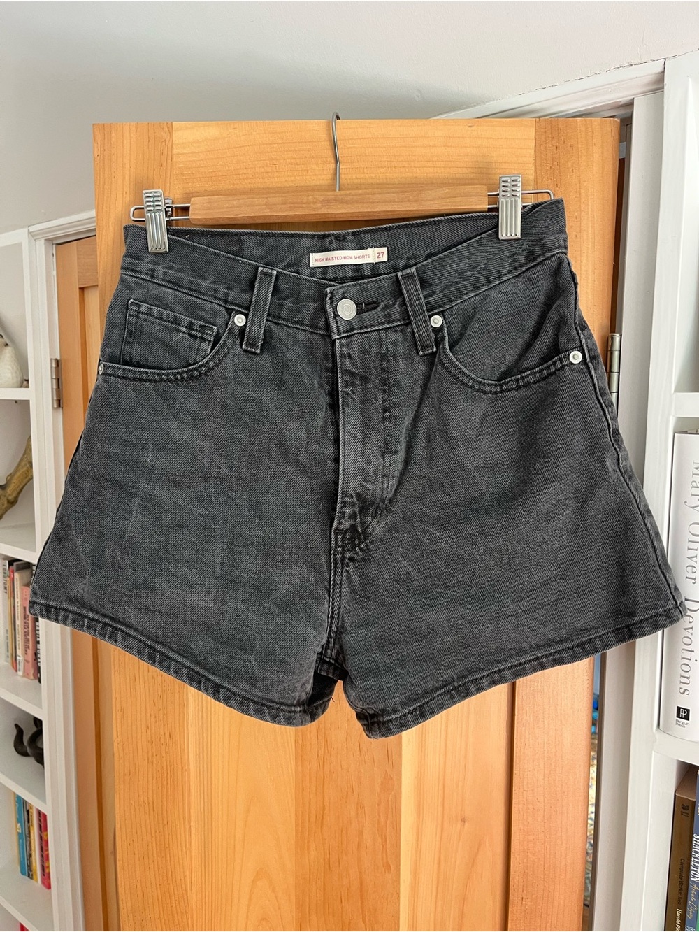 Levi’s High waisted mom shorts 27